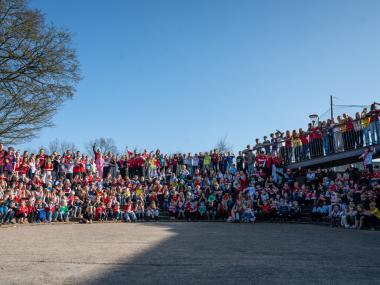 Amfiscenen på Virklund Skole, børn med fordboldtrøjer